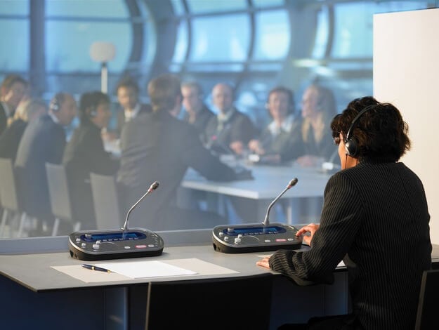 Phiên dịch hội nghị (Conference Interpreting)